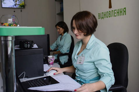 ресепшен, администраторы за работой